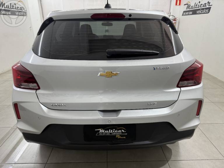 CHEVROLET - ONIX 1.0 LTZ 12V TURBO FLEX 4P MANUAL - 2022/2023 - PRATA - R$ 81.900,00