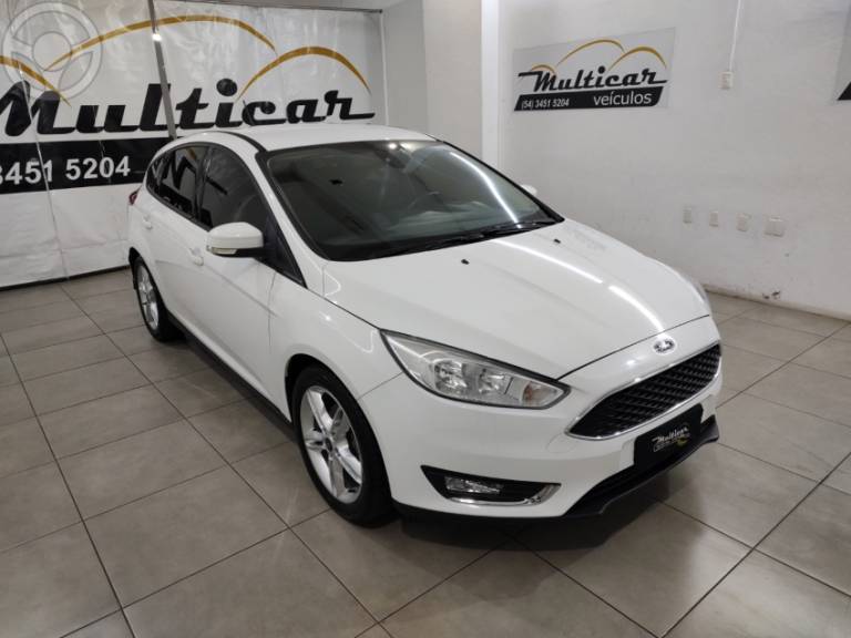 FORD - FOCUS 1.6 SE PLUS 16V FLEX 4P MANUAL - 2018/2018 - BRANCA - R$ 72.900,00