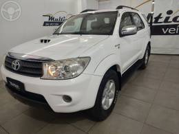 TOYOTA - HILUX SW4 3.0 SRV 4X4 7 LUGARES 16V TURBO INTERCOOLER DIESEL 4P AUTOMÁTICO - 2010/2011 - BRANCA - R$ 117.922,00