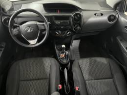 TOYOTA - ETIOS 1.3 X 16V FLEX 4P MANUAL - 2016/2017 - BRANCA - R$ 51.900,00