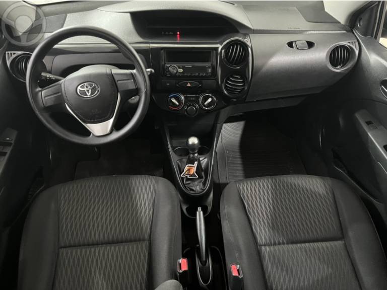 TOYOTA - ETIOS 1.3 X 16V FLEX 4P MANUAL - 2016/2017 - BRANCA - R$ 51.900,00