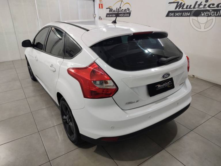 FORD - FOCUS 1.6 SE HATCH 16V FLEX 4P AUTOMÁTICO - 2014/2015 - BRANCA - R$ 54.900,00