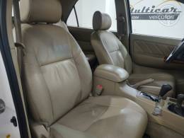 TOYOTA - HILUX SW4 3.0 SRV 4X4 7 LUGARES 16V TURBO INTERCOOLER DIESEL 4P AUTOMÁTICO - 2010/2011 - BRANCA - R$ 117.900,00