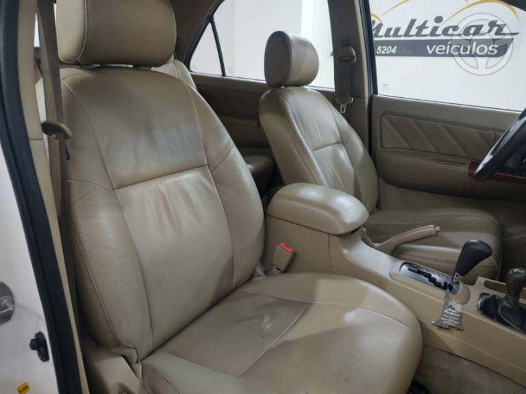 TOYOTA - HILUX SW4 3.0 SRV 4X4 7 LUGARES 16V TURBO INTERCOOLER DIESEL 4P AUTOMÁTICO - 2010/2011 - BRANCA - R$ 117.900,00