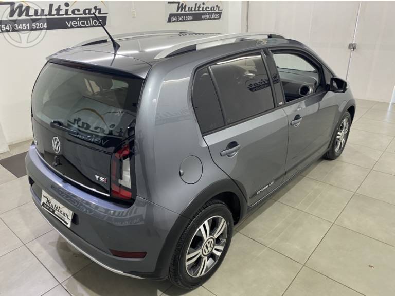 VOLKSWAGEN - CROSS UP 1.0 TSI 12V FLEX 4P MANUAL - 2017/2018 - CINZA - R$ 64.500,00