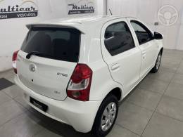 TOYOTA - ETIOS 1.3 X 16V FLEX 4P MANUAL - 2016/2017 - BRANCA - R$ 51.900,00
