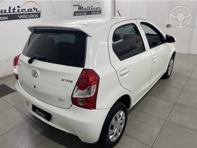 TOYOTA - ETIOS 1.3 X 16V FLEX 4P MANUAL - 2016/2017 - BRANCA - R$ 51.900,00