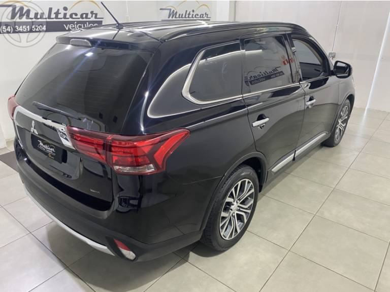 MITSUBISHI - OUTLANDER 2.2 4X4 16V DIESEL 4P AUTOMÁTICO - 2016/2016 - PRETA - R$ 117.900,00