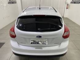 FORD - FOCUS 1.6 SE HATCH 16V FLEX 4P AUTOMÁTICO - 2013/2014 - BRANCA - R$ 52.900,00