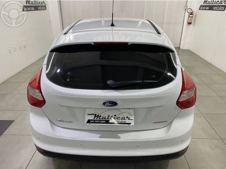 FORD - FOCUS 1.6 SE HATCH 16V FLEX 4P AUTOMÁTICO - 2013/2014 - BRANCA - R$ 52.900,00