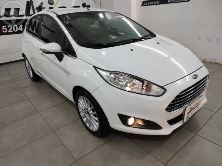 FORD - FIESTA 1.6 TITANIUM HATCH 16V FLEX 4P AUTOMÁTICO - 2015/2016 - BRANCA - R$ 55.900,00