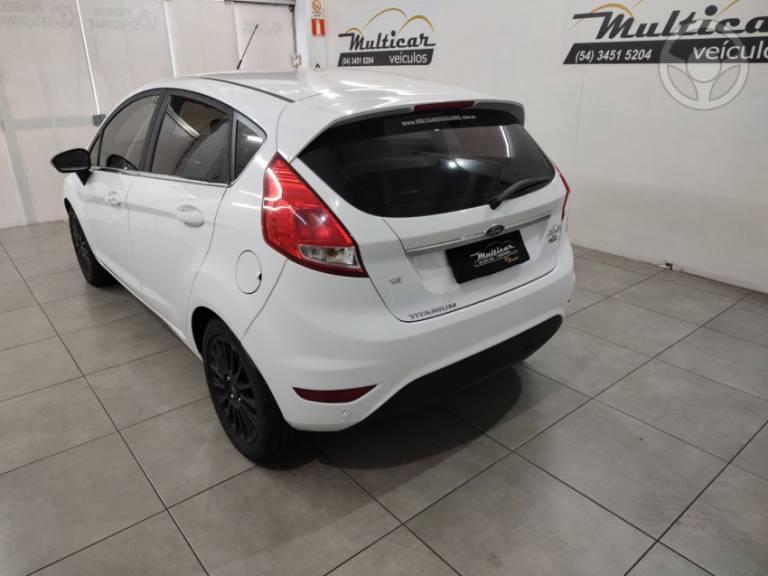 FORD - FIESTA 1.6 TITANIUM PLUS HATCH 16V FLEX 4P AUTOMÁTICO - 2016/2016 - BRANCA - R$ 55.900,00