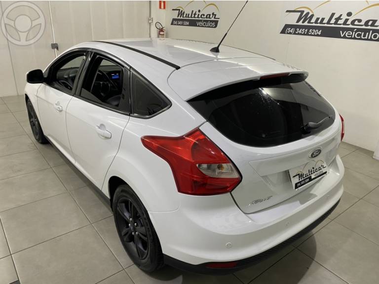 FORD - FOCUS 1.6 SE HATCH 16V FLEX 4P AUTOMÁTICO - 2013/2014 - BRANCA - R$ 52.900,00