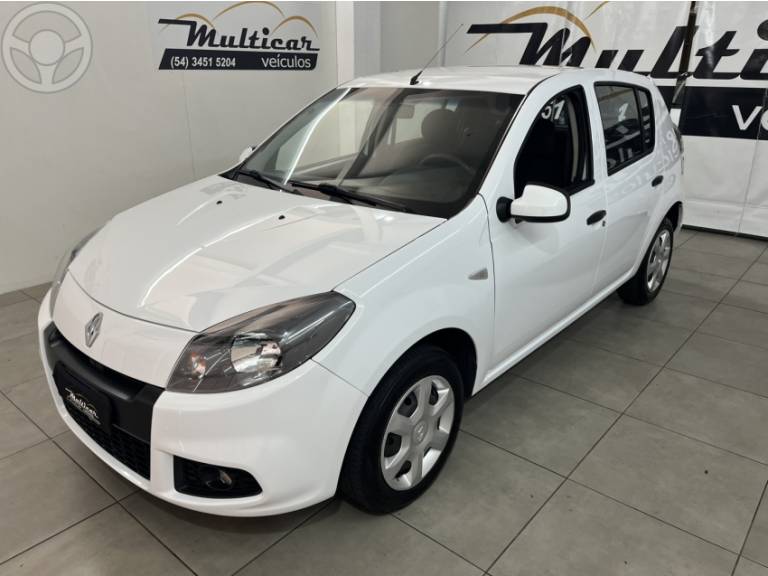 RENAULT - SANDERO 1.6 EXPRESSION 8V FLEX 4P MANUAL - 2013/2014 - BRANCA - R$ 34.500,00
