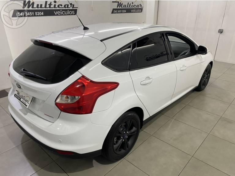 FORD - FOCUS 1.6 SE HATCH 16V FLEX 4P AUTOMÁTICO - 2013/2014 - BRANCA - R$ 52.900,00