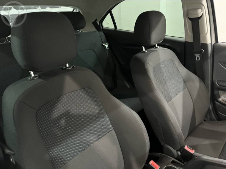 CHEVROLET - ONIX 1.0 MPFI JOY 8V FLEX 4P MANUAL - 2017/2018 - BRANCA - R$ 48.500,00