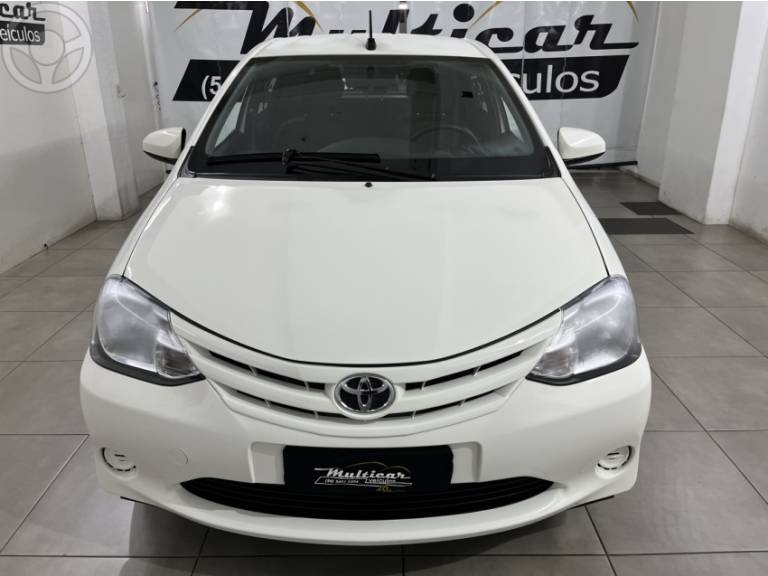 TOYOTA - ETIOS 1.3 X 16V FLEX 4P MANUAL - 2016/2017 - BRANCA - R$ 53.900,00