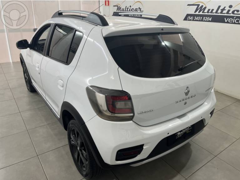 RENAULT - SANDERO 1.6 STEPWAY 16V FLEX 4P MANUAL - 2017/2018 - BRANCA - R$ 53.900,00