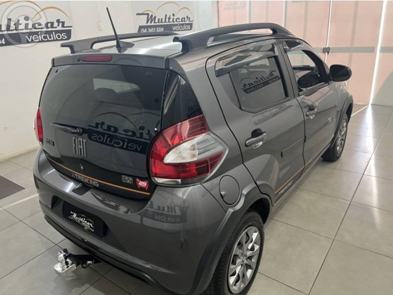FIAT - MOBI 1.0 TREKKING 8V FLEX 4P MANUAL - 2023/2024 - CINZA - R$ 63.900,00