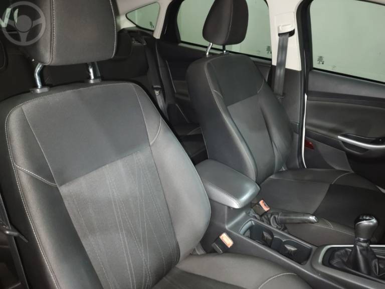 FORD - FOCUS 1.6 SE PLUS 16V FLEX 4P MANUAL - 2018/2018 - BRANCA - R$ 72.900,00