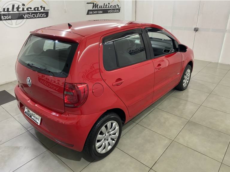 VOLKSWAGEN - FOX 1.0 MI 8V FLEX 4P MANUAL - 2013/2014 - VERMELHA - R$ 42.900,00