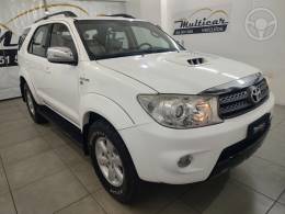 TOYOTA - HILUX SW4 3.0 SRV 4X4 7 LUGARES 16V TURBO INTERCOOLER DIESEL 4P AUTOMÁTICO - 2010/2011 - BRANCA - R$ 117.900,00