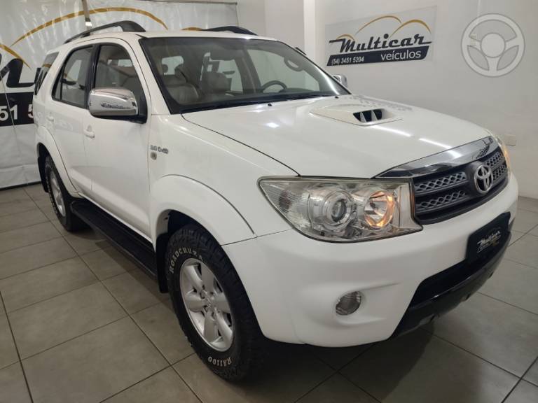TOYOTA - HILUX SW4 3.0 SRV 4X4 7 LUGARES 16V TURBO INTERCOOLER DIESEL 4P AUTOMÁTICO - 2010/2011 - BRANCA - R$ 117.900,00