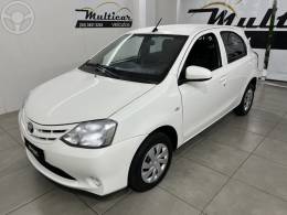 TOYOTA - ETIOS 1.3 X 16V FLEX 4P MANUAL - 2016/2017 - BRANCA - R$ 53.900,00