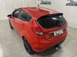 FORD - FIESTA 1.6 TITANIUM HATCH 16V FLEX 4P AUTOMÁTICO - 2013/2014 - VERMELHA - R$ 46.900,00