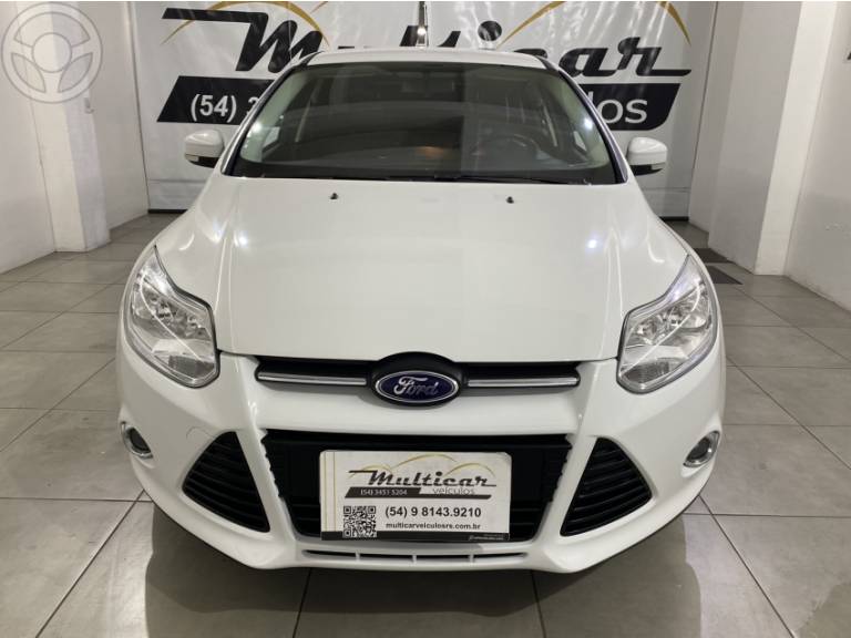 FORD - FOCUS 1.6 SE HATCH 16V FLEX 4P AUTOMÁTICO - 2013/2014 - BRANCA - R$ 52.900,00