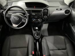 TOYOTA - ETIOS 1.3 X 16V FLEX 4P MANUAL - 2016/2017 - BRANCA - R$ 53.900,00