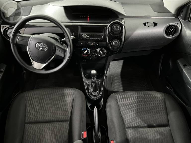 TOYOTA - ETIOS 1.3 X 16V FLEX 4P MANUAL - 2016/2017 - BRANCA - R$ 53.900,00