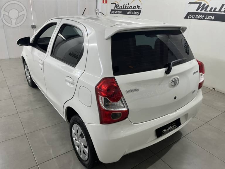 TOYOTA - ETIOS 1.3 X 16V FLEX 4P MANUAL - 2016/2017 - BRANCA - R$ 51.900,00