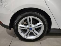 FORD - FOCUS 1.6 SE PLUS 16V FLEX 4P MANUAL - 2018/2018 - BRANCA - R$ 72.900,00