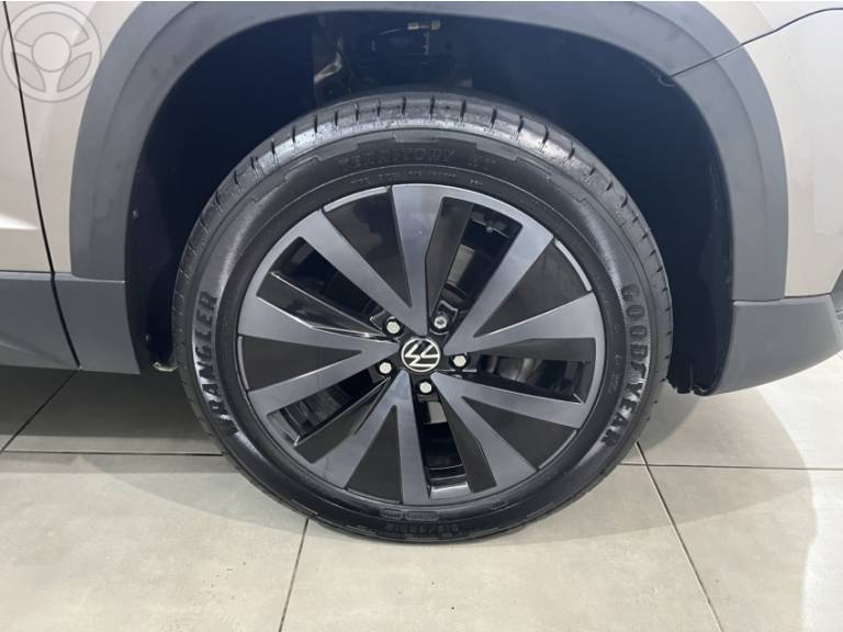 VOLKSWAGEN - TAOS 1.4 16V LAUNCHING TSI FLEX 4P AUTOMÁTICO - 2022/2022 - BEGE - R$ 147.900,00