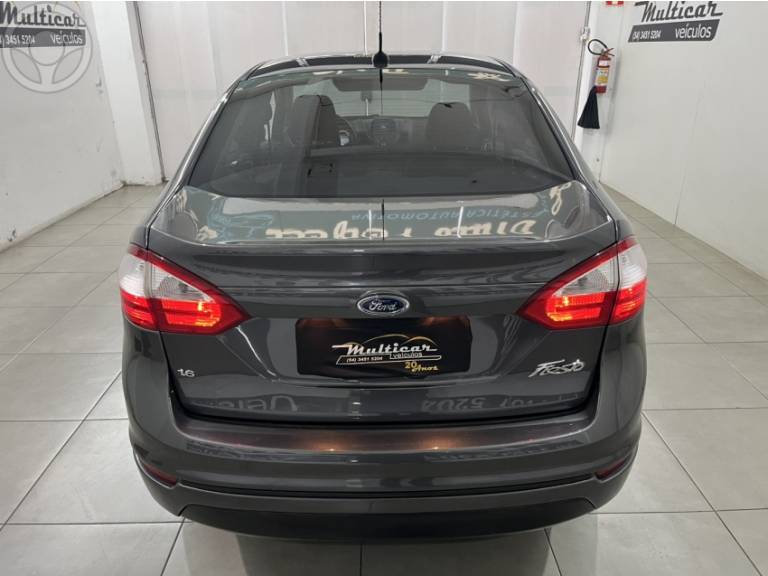 FORD - FIESTA 1.6 SE SEDAN 16V FLEX 4P MANUAL - 2014/2015 - CINZA - R$ 45.500,00