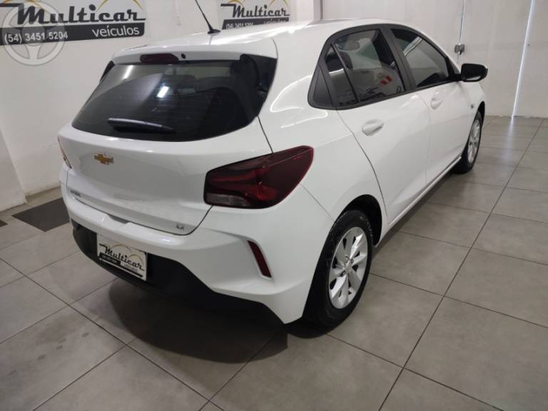 CHEVROLET - ONIX 1.0 LT 12V FLEX 4P MANUAL - 2022/2023 - BRANCA - R$ 73.900,00