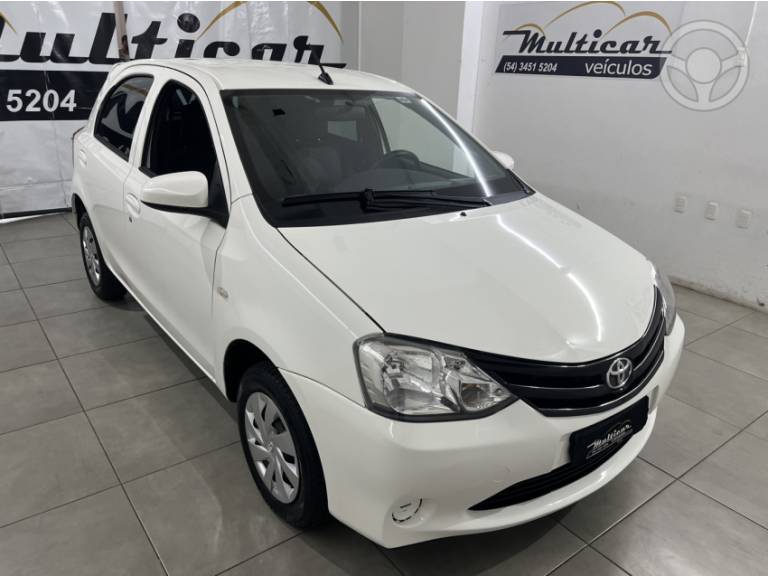 TOYOTA - ETIOS 1.3 X 16V FLEX 4P MANUAL - 2016/2017 - BRANCA - R$ 51.900,00