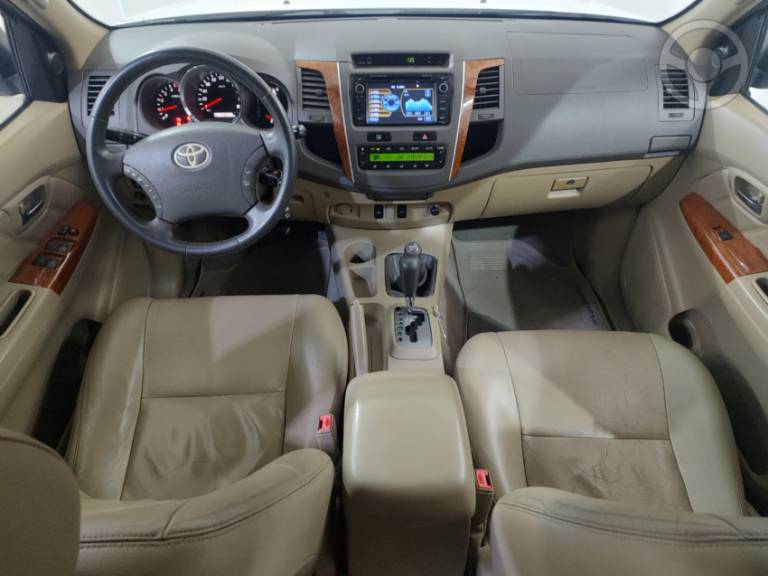 TOYOTA - HILUX SW4 3.0 SRV 4X4 7 LUGARES 16V TURBO INTERCOOLER DIESEL 4P AUTOMÁTICO - 2010/2011 - BRANCA - R$ 117.900,00