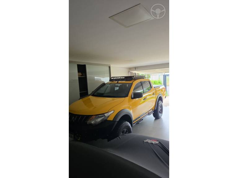 MITSUBISHI - L200 TRITON 2.4 GLS SAVANA 4X4 DIESEL 4P AUTOMÁTICO - 2022/2023 - AMARELA - R$ 155.000,00
