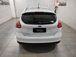 FORD - FOCUS 1.6 SE PLUS 16V FLEX 4P MANUAL - 2018/2018 - BRANCA - R$ 72.900,00