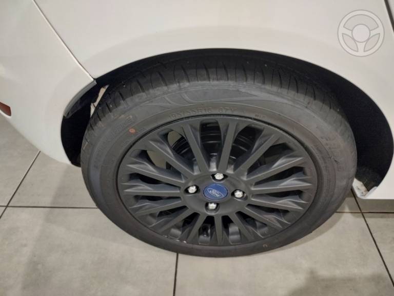 FORD - FIESTA 1.6 TITANIUM PLUS HATCH 16V FLEX 4P AUTOMÁTICO - 2016/2016 - BRANCA - R$ 55.900,00
