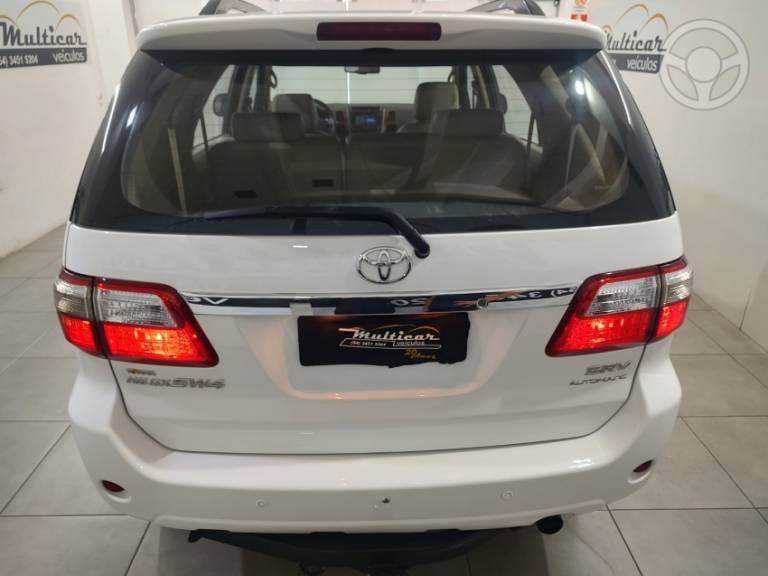 TOYOTA - HILUX SW4 3.0 SRV 4X4 7 LUGARES 16V TURBO INTERCOOLER DIESEL 4P AUTOMÁTICO - 2010/2011 - BRANCA - R$ 117.900,00