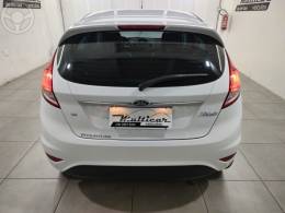 FORD - FIESTA 1.6 TITANIUM HATCH 16V FLEX 4P AUTOMÁTICO - 2015/2016 - BRANCA - R$ 55.900,00