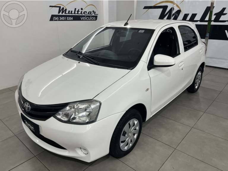 TOYOTA - ETIOS 1.3 X 16V FLEX 4P MANUAL - 2016/2017 - BRANCA - R$ 51.900,00