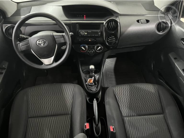 TOYOTA - ETIOS 1.3 X 16V FLEX 4P MANUAL - 2016/2017 - BRANCA - R$ 51.900,00
