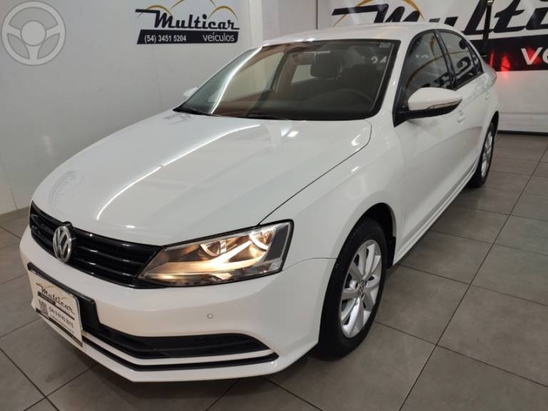 VOLKSWAGEN - JETTA 2.0 TRENDLINE FLEX 4P TIPTRONIC - 2015/2016 - BRANCA - R$ 71.900,00