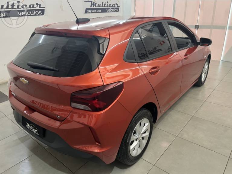 CHEVROLET - ONIX 1.0 LT 12V FLEX 4P MANUAL - 2020/2020 - LARANJA - R$ 63.900,00