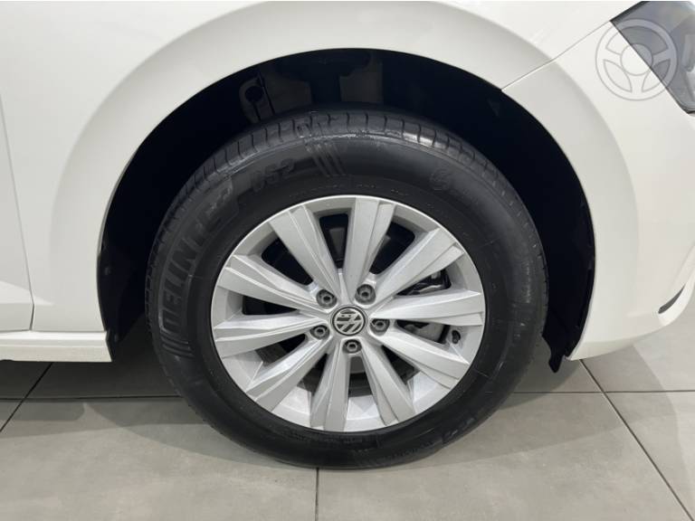 VOLKSWAGEN - VIRTUS 1.0 200 TSI COMFORTLINE AUTOMÁTICO - 2021/2022 - BRANCA - R$ 88.900,00