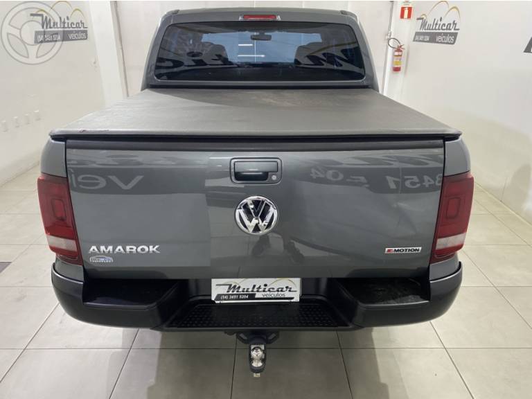 VOLKSWAGEN - AMAROK 2.0 4X4 TDI COMFORTILINE CD DIESEL 4P AUTOMÁTICO - 2021/2022 - CINZA - R$ 157.900,00
